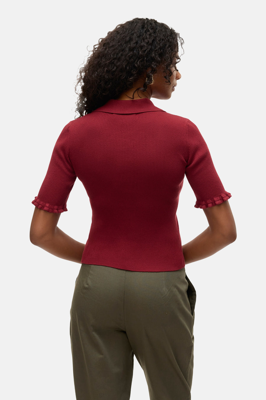 Polo bordeaux à manches courtes de Vero Moda, en maille côtelée avec ourlets volantés.