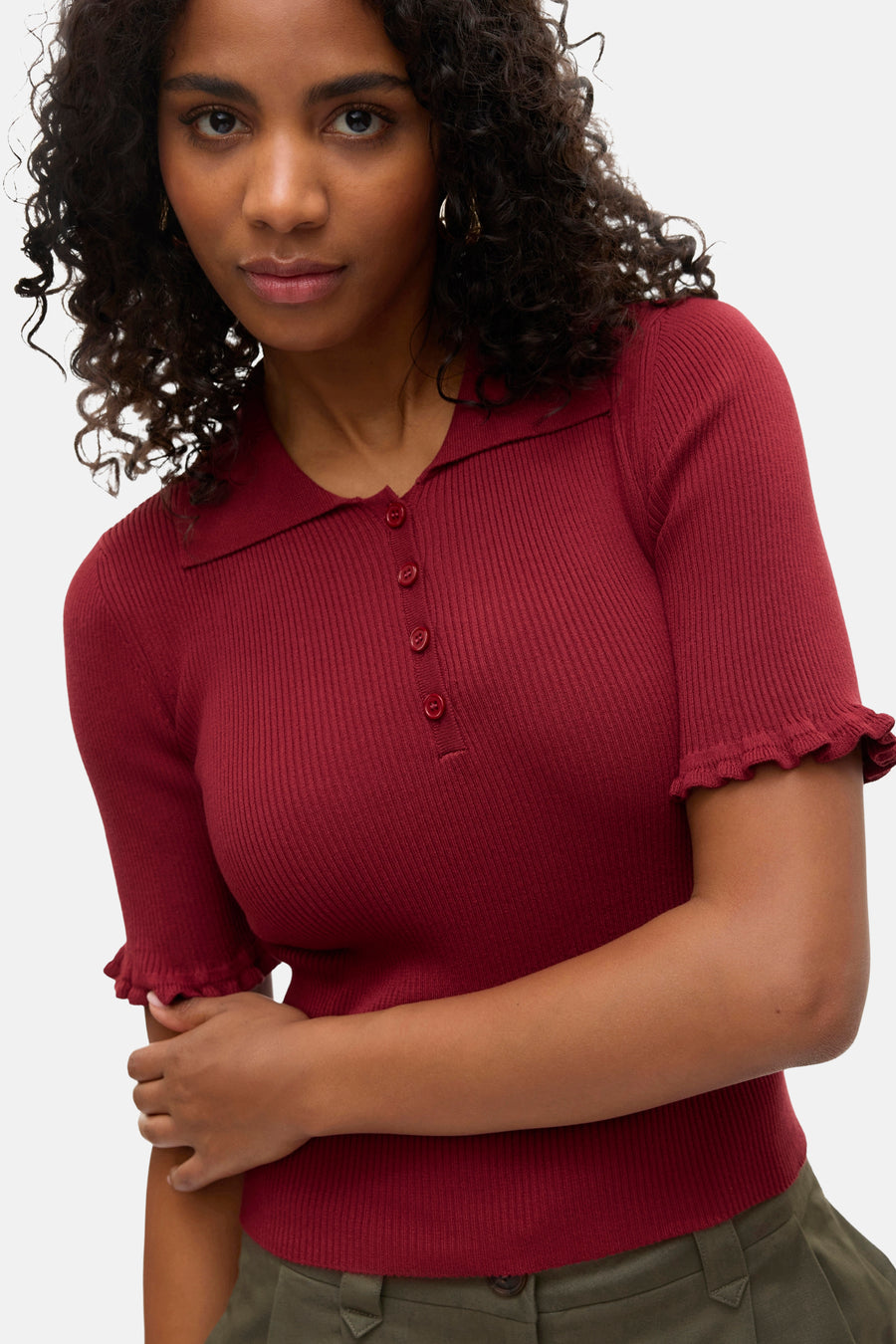 Polo à manches courtes bordeaux de VERO MODA® avec des détails côtelés et une finition à volants.