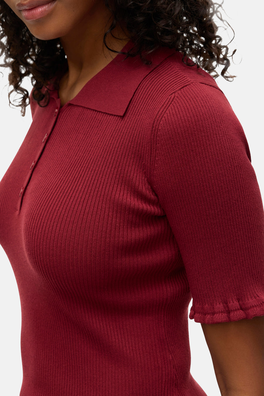 Polo bordeaux à manches courtes de VERO MODA, en maille côtelée avec col et boutons.