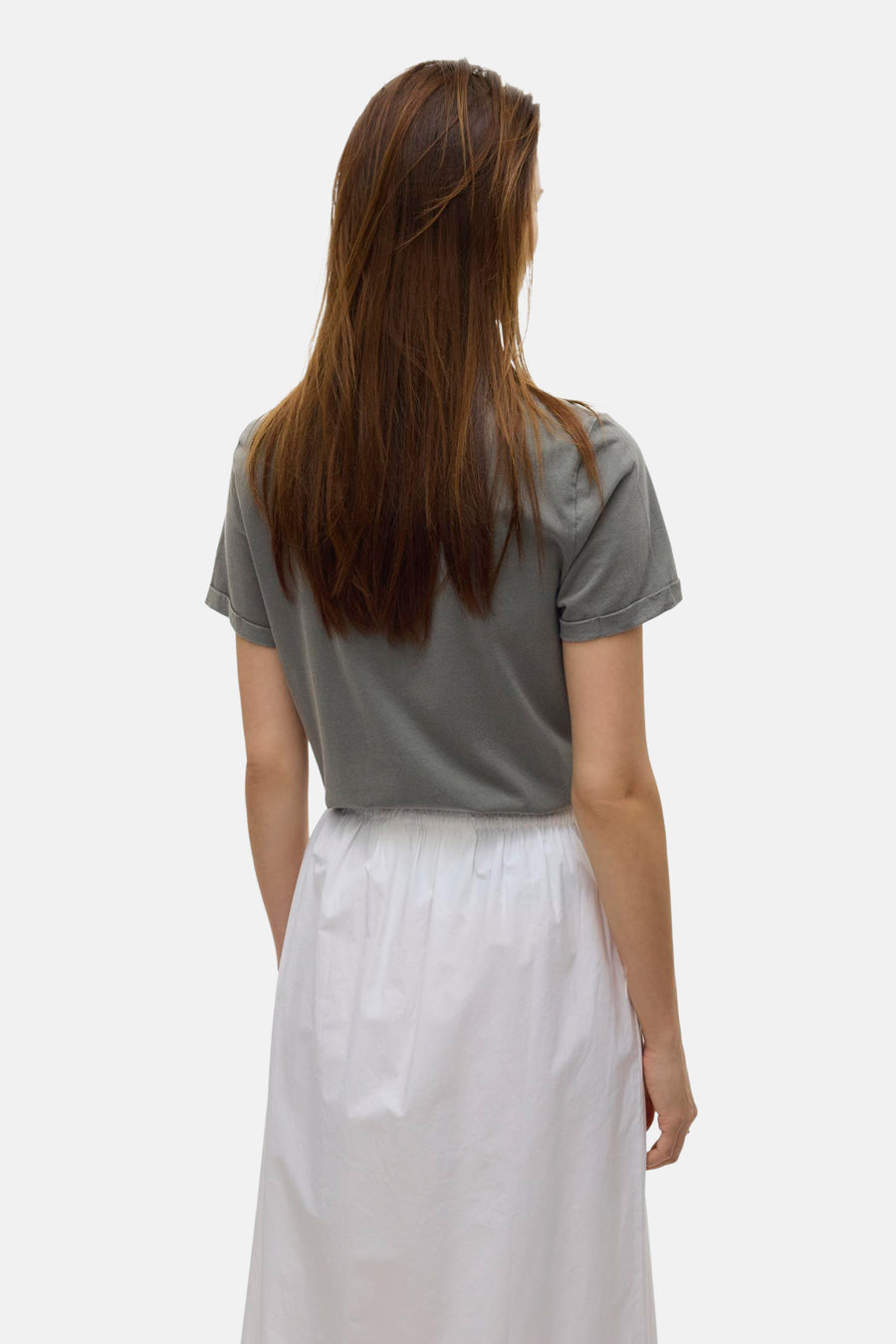 Jupe longue blanche de VERO MODA®, portée avec un t-shirt gris uni, vue de dos.