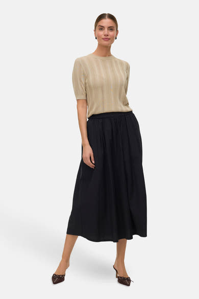 Pull à col rond vert de VERO MODA®, avec une texture côtelée et des manches courtes.