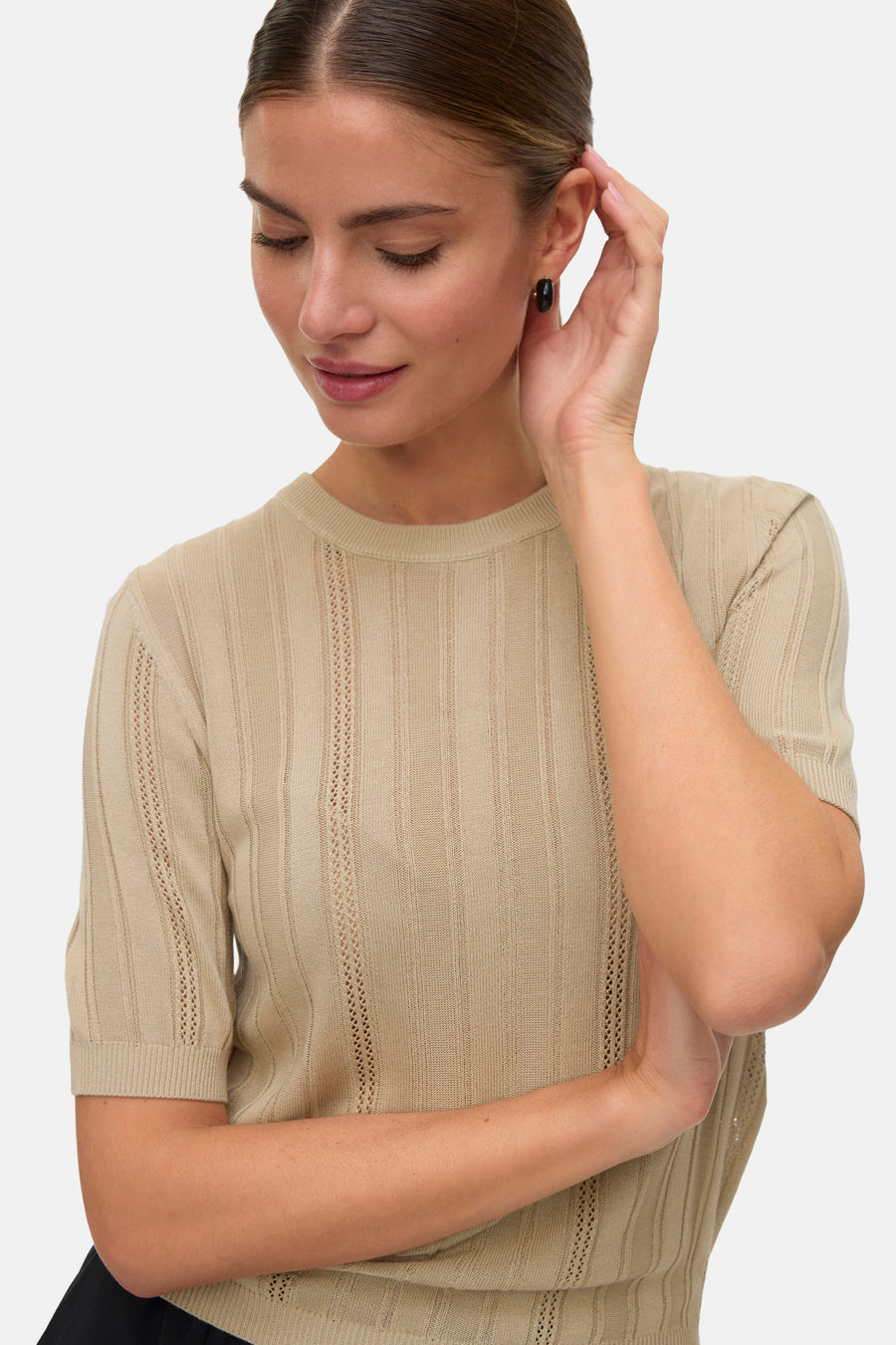 Pull à col rond vert par VERO MODA, à fines côtes verticales et manches courtes.