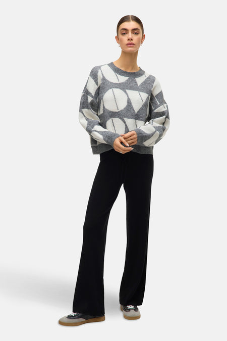 Pull à col rond gris de Vero Moda avec motif géométrique et manches longues.