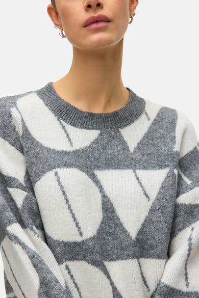 Grijze rondehals trui van VERO MODA met wit geometrisch patroon en gebreide textuurdetails.
