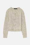 Ecru gebreid vest van VERO MODA, met decoratieve knopen en een bouclé textuur.