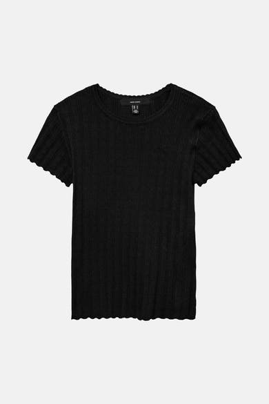 T-shirt noir à manches courtes de Vero Moda, en tricot côtelé avec bordure festonnée.