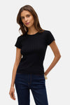 T-shirt noir à manches courtes de VERO MODA, porté avec un jean taille haute bleu foncé.
