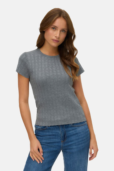 Grijs T-shirt met korte mouwen van VERO MODA, getextureerd, gedragen met een blauwe jeans.