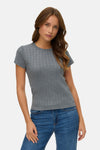 Grijs T-shirt met korte mouwen van VERO MODA, getextureerd, gedragen met een blauwe jeans.