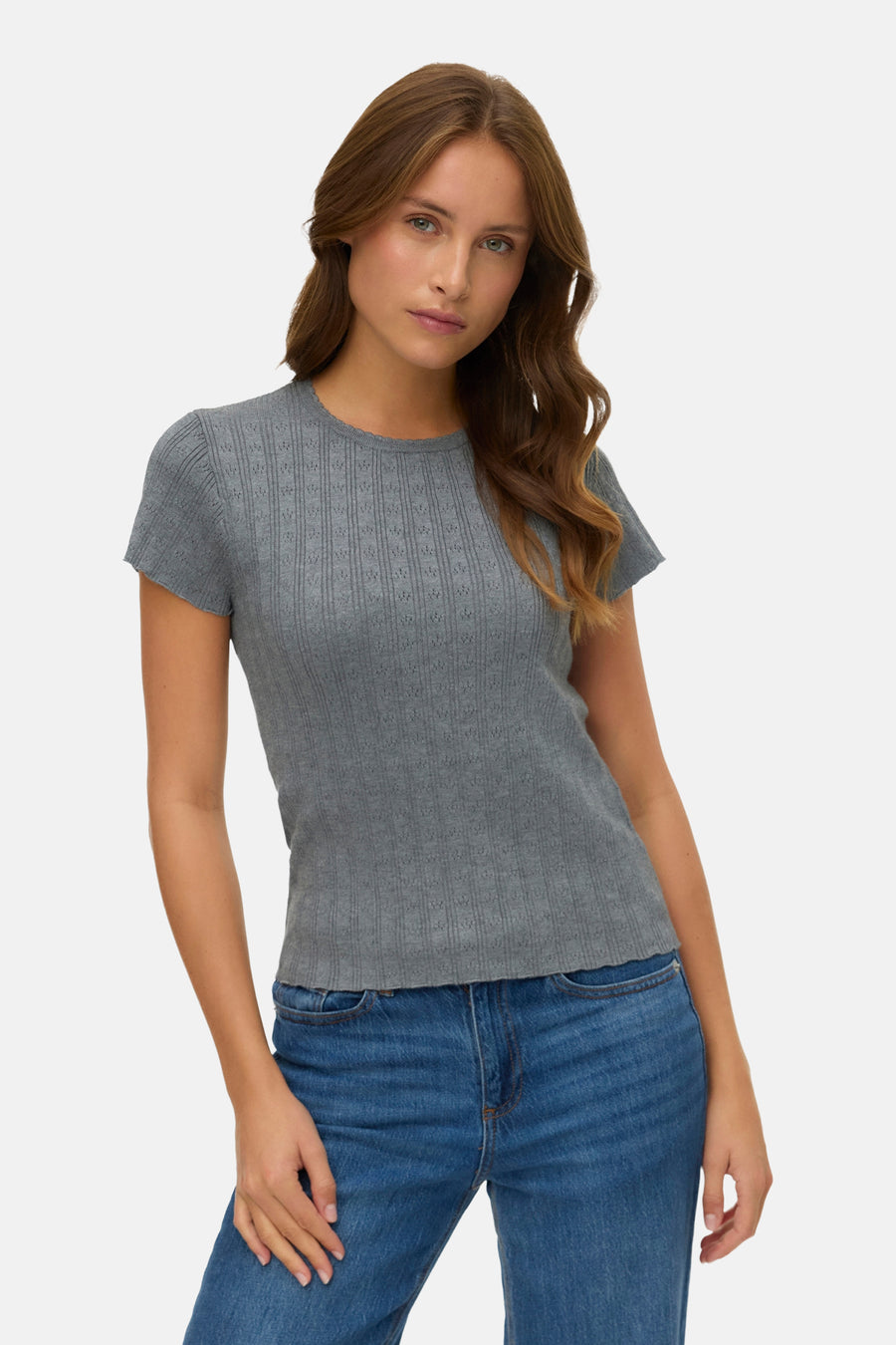 Grijs T-shirt met korte mouwen van VERO MODA, getextureerd, gedragen met een blauwe jeans.