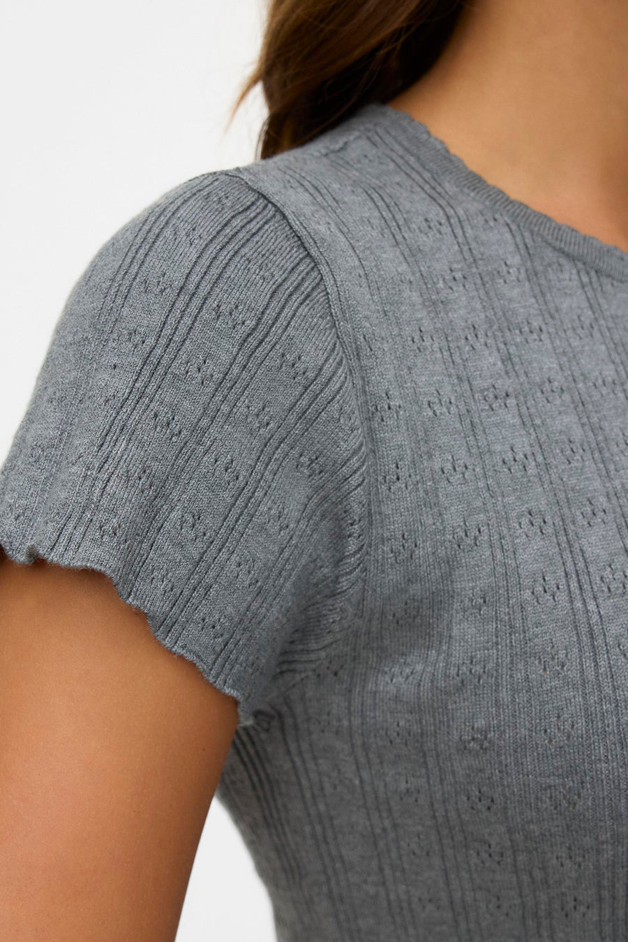 Grijs T-shirt met korte mouwen van VERO MODA, in ribgebreide stof met open structuur, aansluitend model.