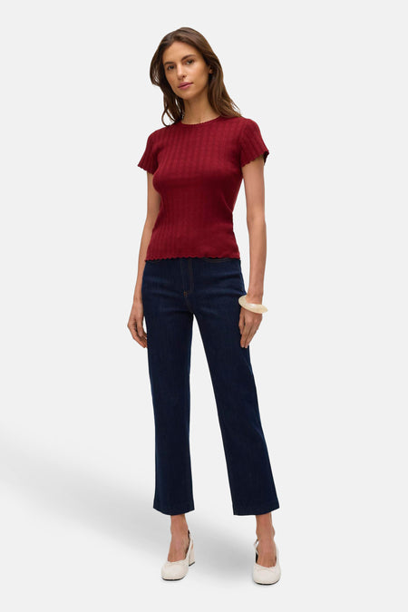 Rood T-shirt met korte mouwen van VERO MODA, gedragen met een high-waisted jeans en witte ballerina's.