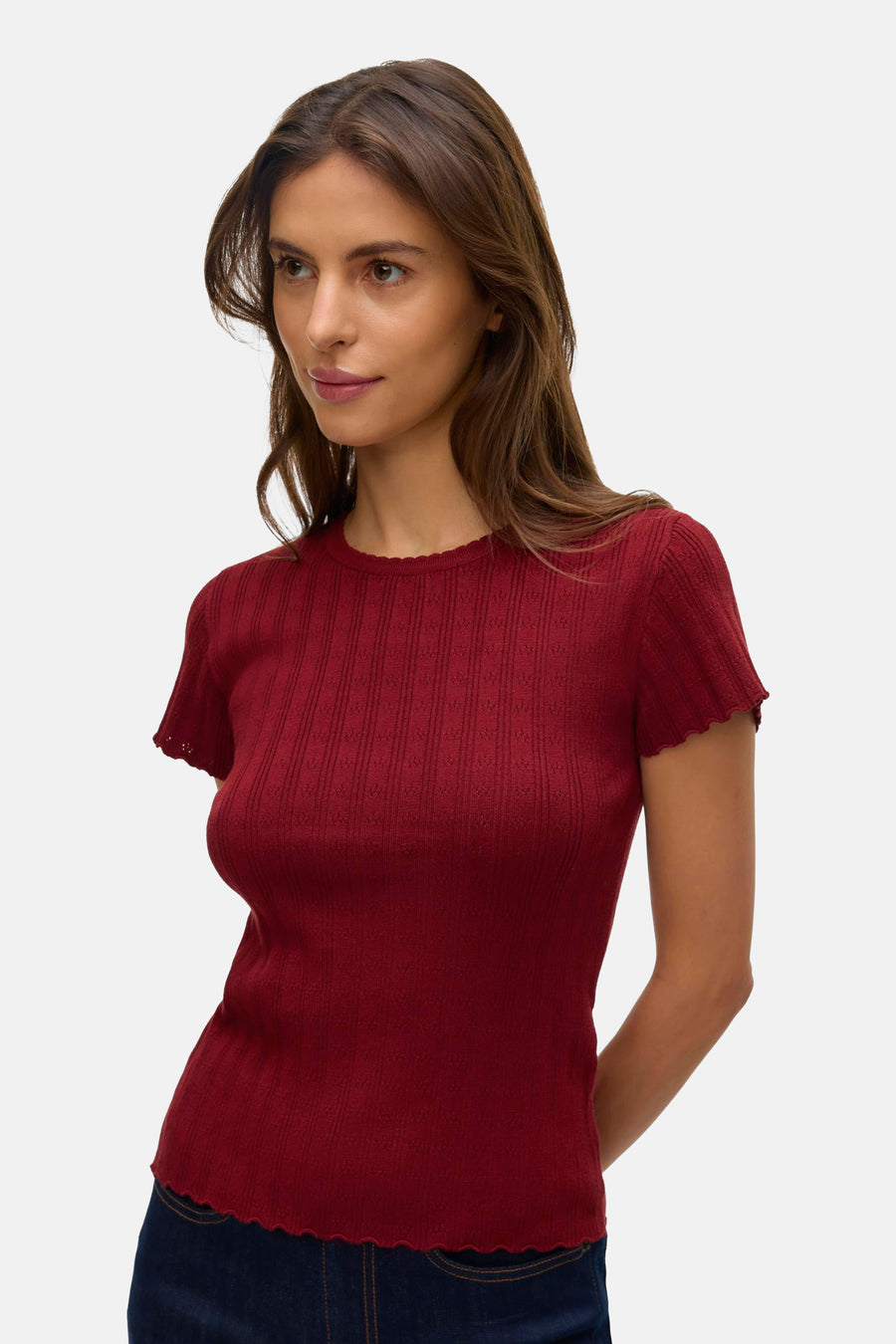 T-shirt rouge à manches courtes de Vero Moda, avec une texture côtelée et un ourlet festonné.