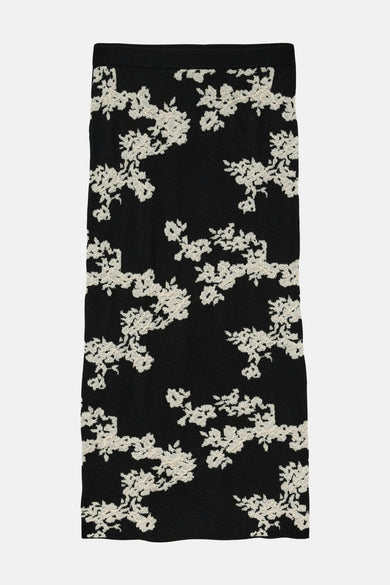 Zwarte lange rok van Vero Moda versierd met een crèmekleurig bloemenpatroon.