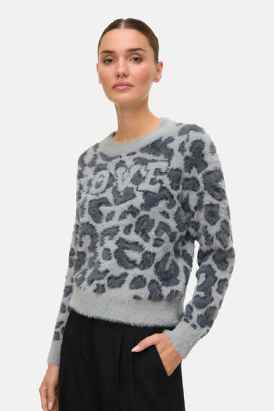 Grijze ronde nekpullover VERO MODA® met leopardprint en inscriptie op het voorste.