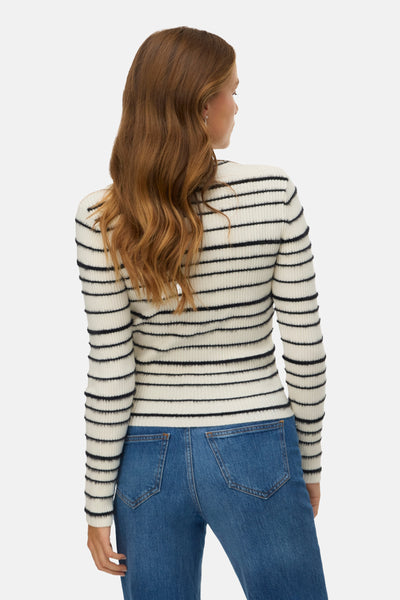 Pull à col rond blanc rayé noir de VERO MODA, porté avec un jean bleu.
