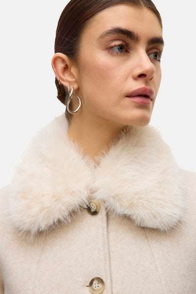 Veste courte écru de VERO MODA avec col en fausse fourrure et boutons apparents.