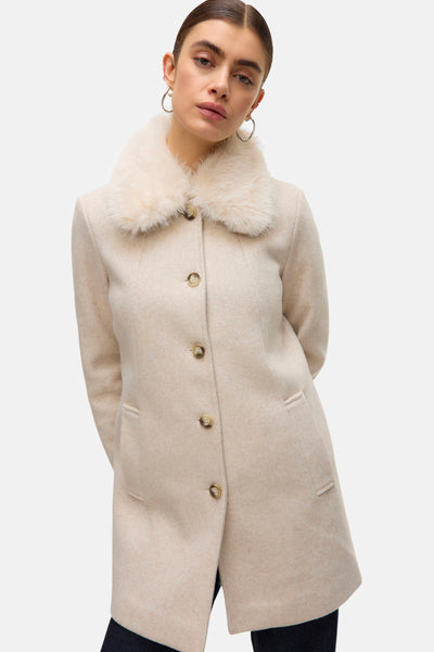 Veste courte écru de VERO MODA, avec col en fausse fourrure et poches passepoilées.
