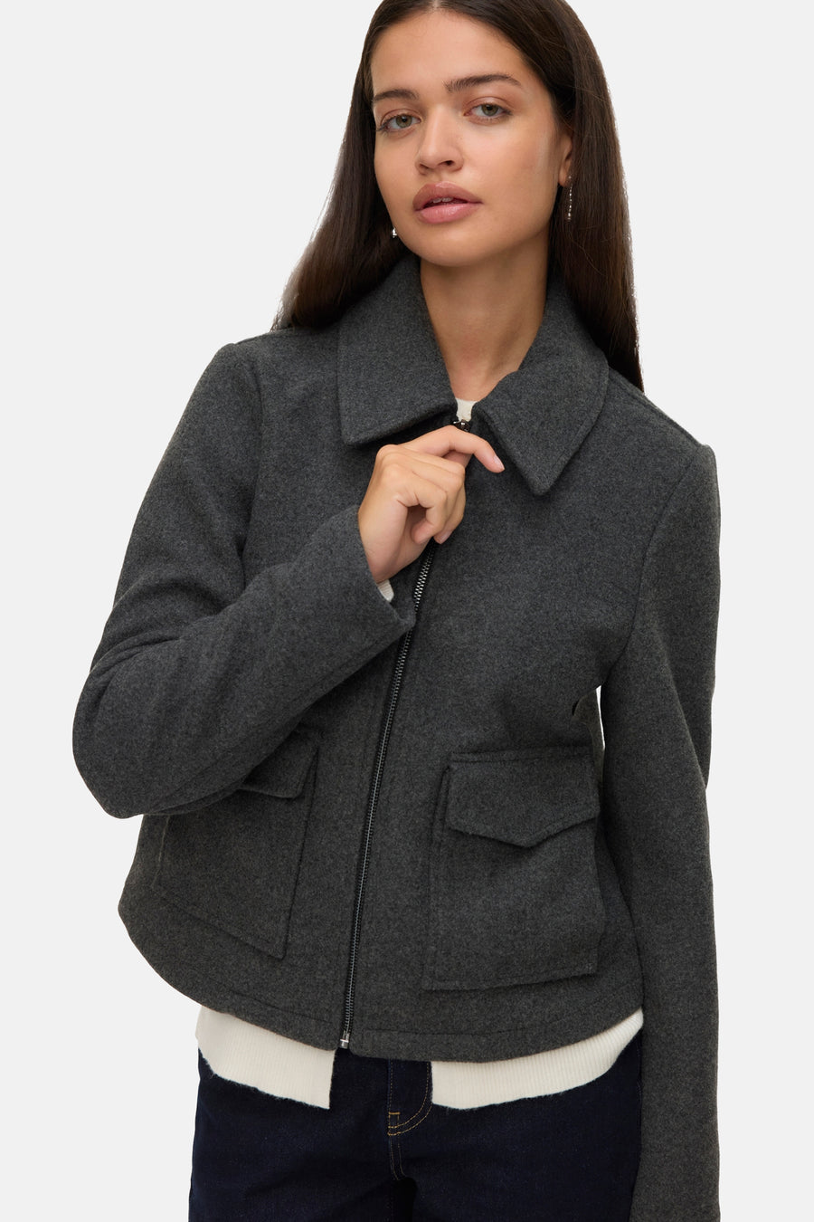 Kort grijs jasje van VERO MODA, met zichtbare ritssluiting en opgestikte zakken.