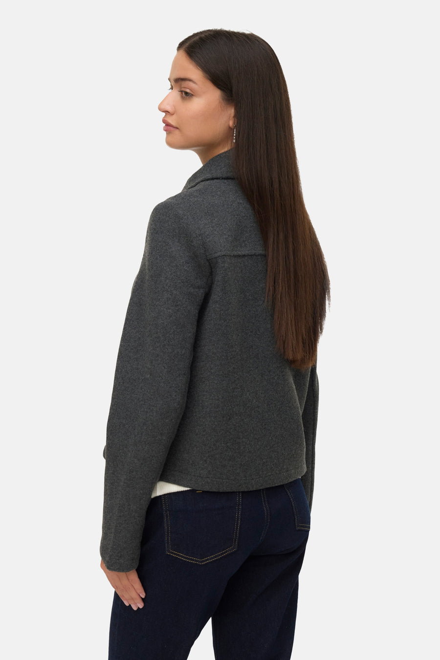 Kort grijs jasje van VERO MODA, met een reverskraag en gedragen met een donkerblauwe jeans.
