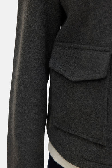 Kort grijs jasje van VERO MODA, met een klepzak, in getextureerde stof.