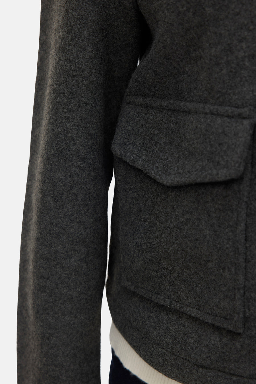 Kort grijs jasje van VERO MODA, met een klepzak, in getextureerde stof.