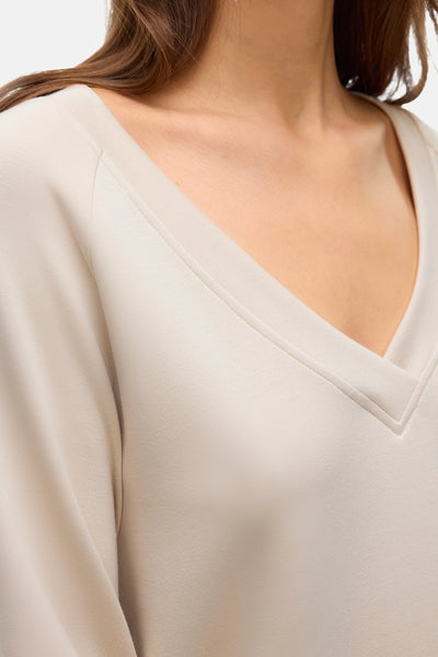 Sweat beige en maille, de VERO MODA, avec encolure en V structurée et manches longues.
