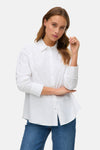 Wit overhemd met lange mouwen van VERO MODA, versierd met delicate bloemenborduursels, gedragen met een spijkerbroek.