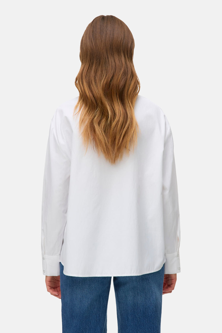 Wit overhemd met lange mouwen van Vero Moda, van achteren gezien, gedragen met een spijkerbroek.