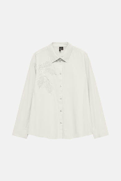 Wit overhemd met lange mouwen van Vero Moda, met decoratieve bladerenborduurwerk aan de voorkant.