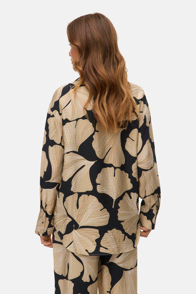 Multikleurig overhemd met lange mouwen van Vero Moda, met beige en zwarte bladprint, achterkant.