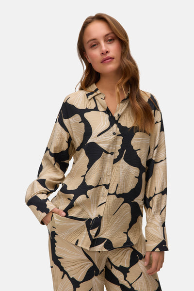 Chemisier à manches longues multicolore de VERO MODA, avec motif de feuilles noires et beiges.