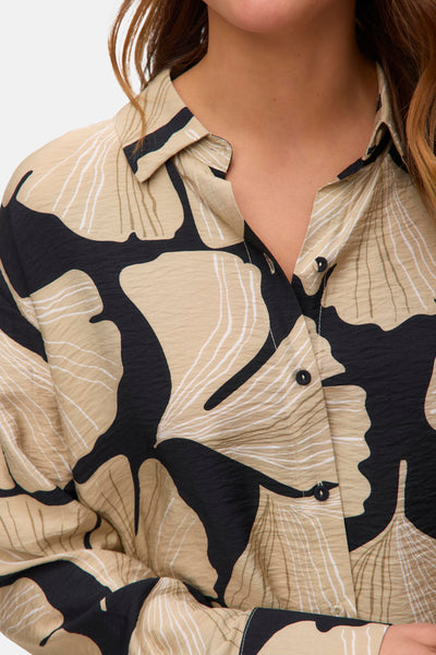 Chemisier à manches longues multicolore de Vero Moda, à motif floral et fermeture boutonnée.

