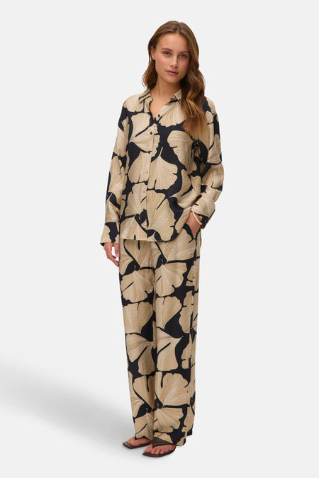 Multikleurige broek van VERO MODA® met bloemenprint en wijde pijpen.