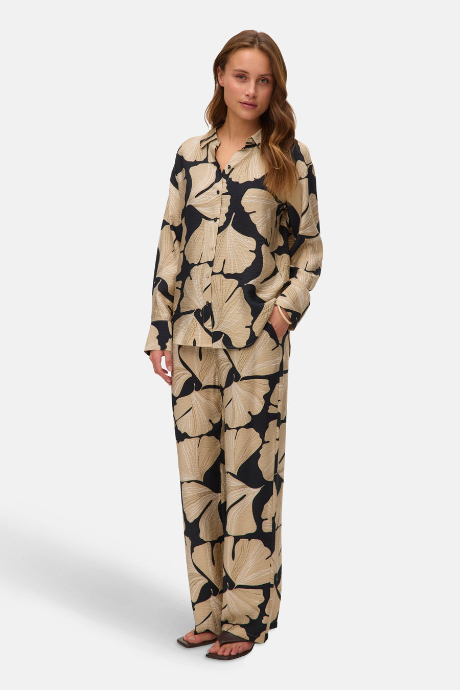 Multikleurige broek van VERO MODA® met bloemenprint en wijde pijpen.