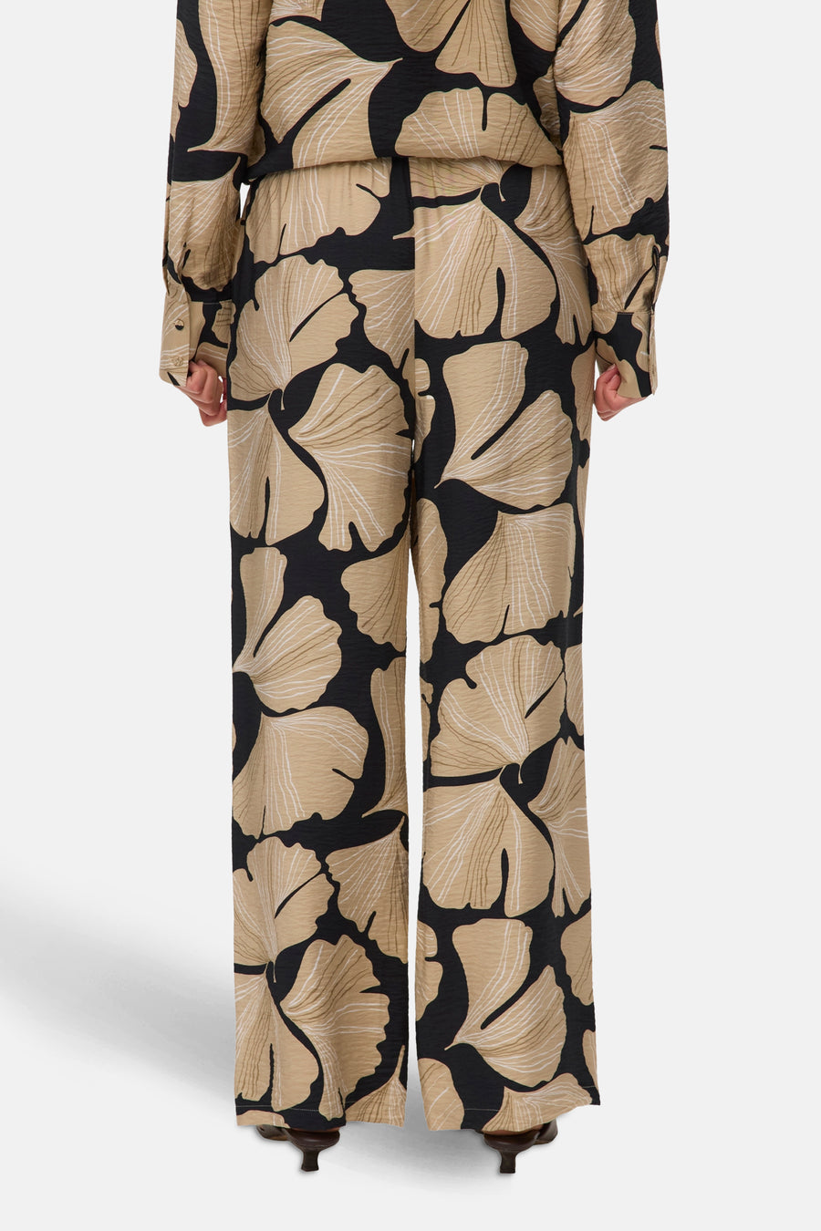 Multikleurige broek van VERO MODA® met beige en zwarte bloemenprint, wijde pijpen en rechte pasvorm.
