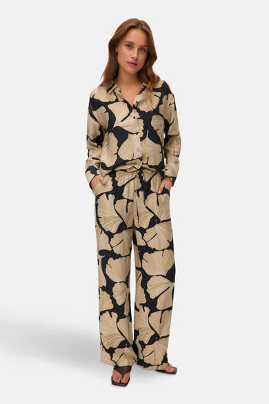 Multikleurige broek van Vero Moda, met zwart en beige bladmotief, met trekkoord in de taille.