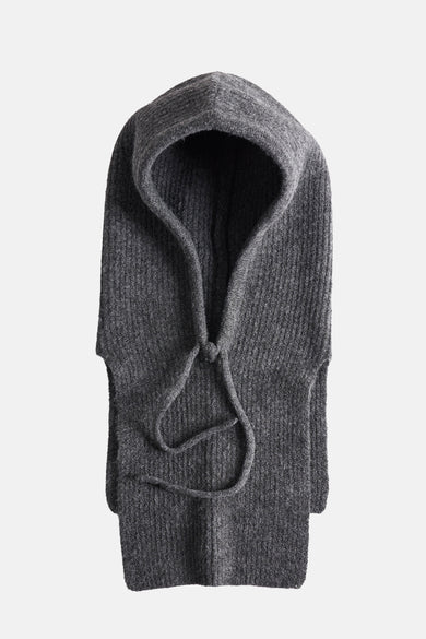 Bonnet gris en tricot côtelé de Vero Moda, avec des cordons noués sur le devant.