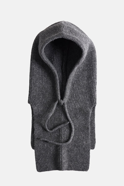 Bonnet gris en tricot côtelé de Vero Moda, avec des cordons noués sur le devant.