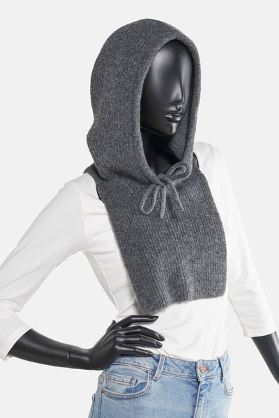Grijze gebreide muts van VERO MODA®, gedragen door een model met een wit T-shirt en een spijkerbroek.