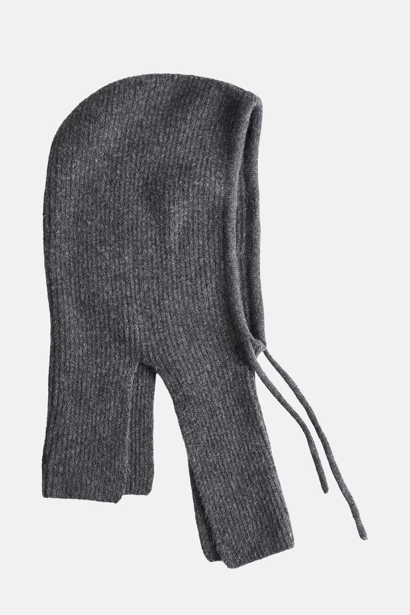 Grijze gebreide muts met ribbelstructuur van Vero Moda, met knoopkoorden aan de voorkant.