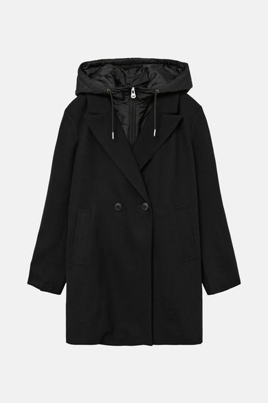 Korte zwarte jas van VERO MODA® met gewatteerde capuchon en dubbele rij knopen.
