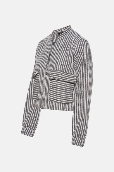 Korte zwarte gestreepte jas van VERO MODA, met opgestikte zak en opstaande kraag, close-up.