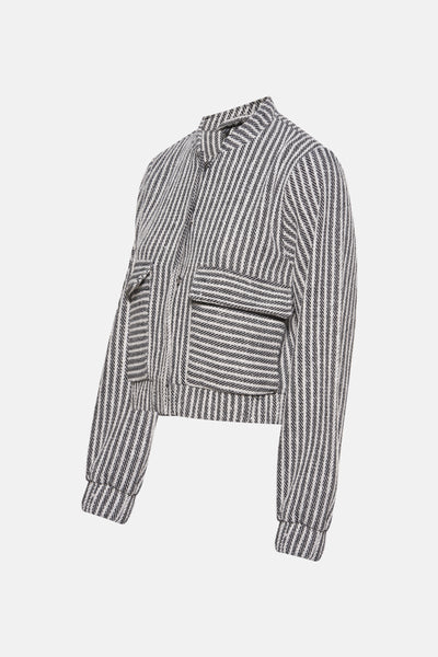 Korte zwarte gestreepte jas van VERO MODA, met opgestikte zak en opstaande kraag, close-up.