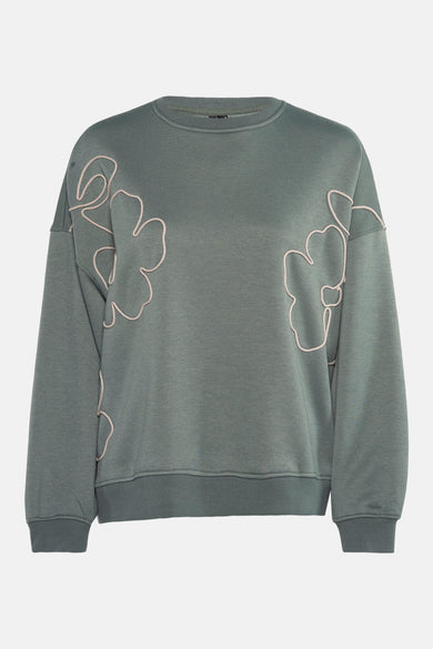 Groene trui van Vero Moda met geborduurd bloemenpatroon op de voorkant.