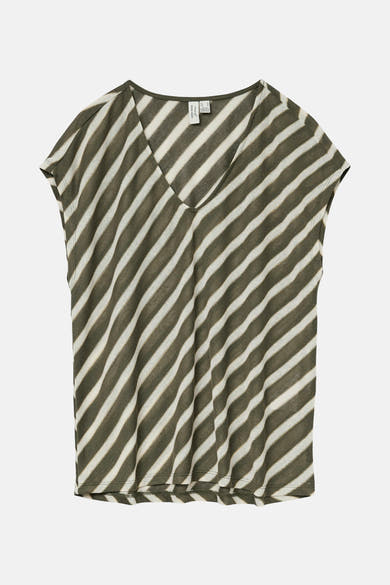 T-shirt kaki à rayures obliques, de VERO MODA, avec encolure en V et manches courtes.