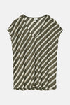 T-shirt kaki à rayures obliques, de VERO MODA, avec encolure en V et manches courtes.