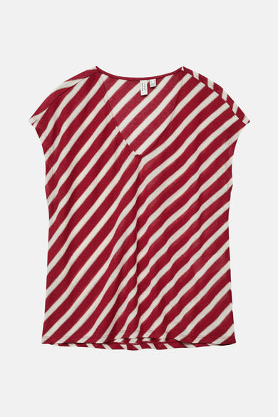 T-shirt rouge à rayures blanches de Vero Moda, avec encolure en V.