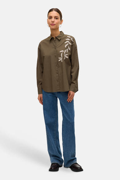 Chemise kaki à manches longues de VERO MODA, ornée de broderies florales délicates.