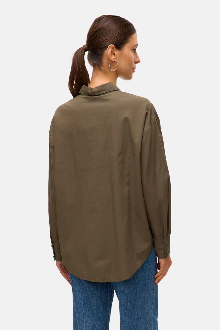 Chemise kaki à manches longues de VERO MODA, vue de dos, avec un ourlet arrondi et portée avec un jean.
